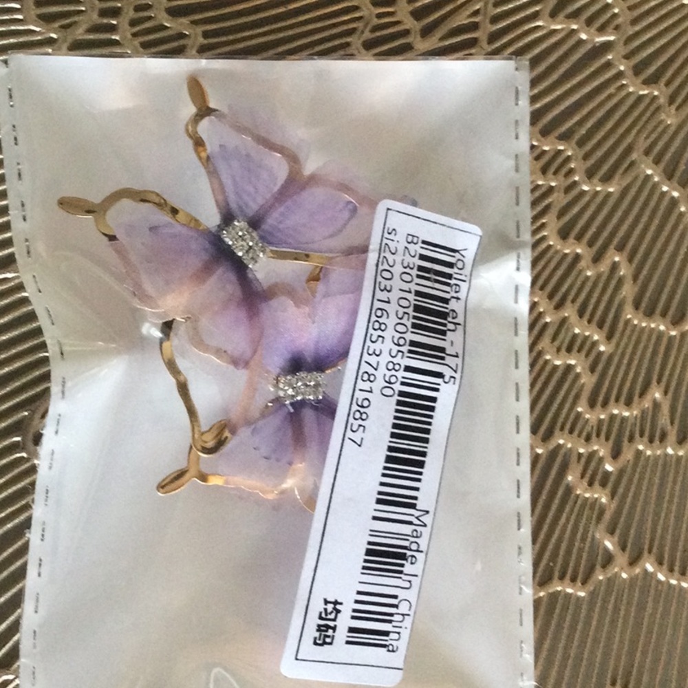 BUTTERFLY 🦋 DESIGN EARRINGS - Picture 6 of 16